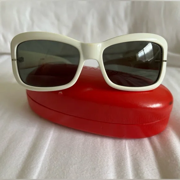 ❤️Valentino❤️ Chic White Sunglasses with Red Case - Picture 2 of 10